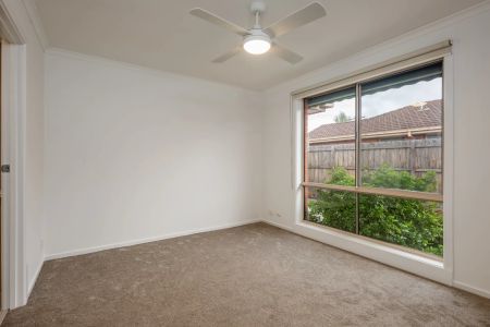 Like New Villa Unit in Prime Location - Photo 2