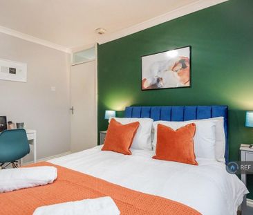 4 bedroom semi-detached house to rent - Photo 5