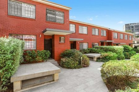 SPACIOUS PARKSIDE TOWNHOUSE - Photo 4