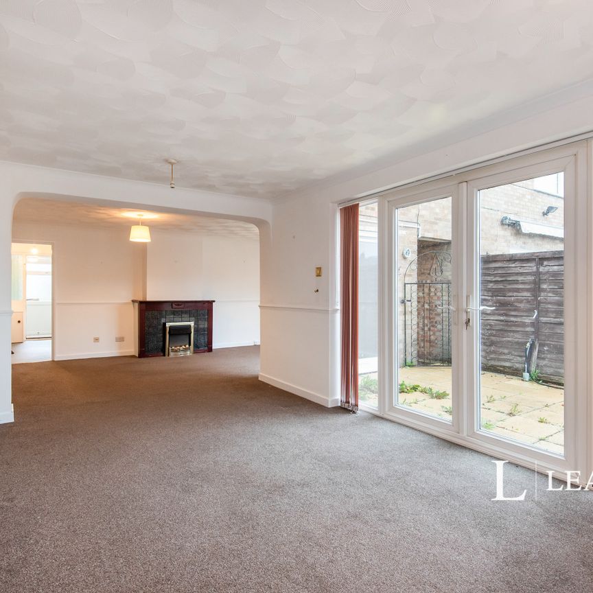 3 bedroom semi-detached to rent Scott Road, Stevenage, SG2 0BZ - Photo 1