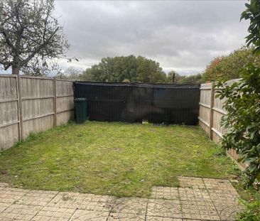 3 bedroom end of terrace house to rent - Photo 2