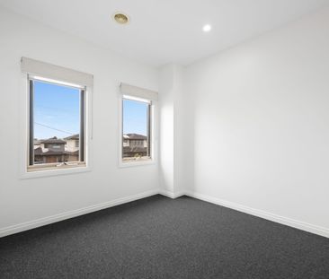 Architecturally Designed Spacious Four-Bedroom Townhouse - Photo 2