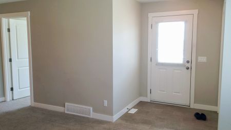 Bright & Spacious 2 Bedroom Apartment In Chestermere’s Lake Community. - Photo 5