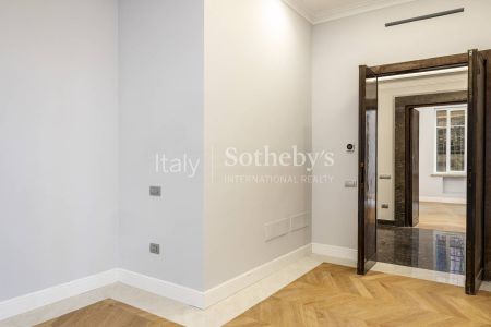 Refined Residence with Terrace for Rent in Aventine - Photo 3
