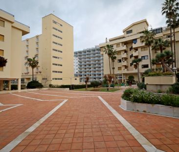 Encantador Piso Reformado en La Carihuela en urbanización con Pisci... - Foto 4