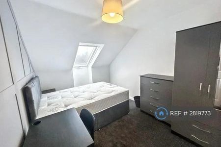 1 bedroom in a flat share to rent - Photo 2