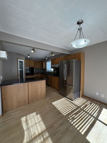 13 Somerside Close Southwest, Calgary - Photo 3