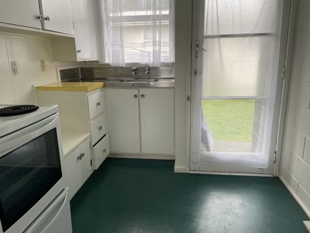 Neat and tidy bedsit - Photo 3