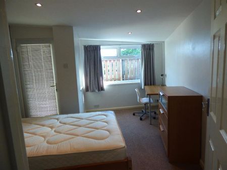 4 bedroom House To Let - Photo 3