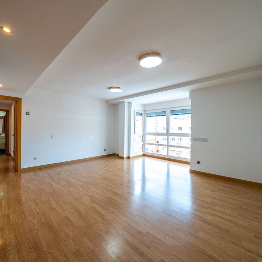 Penthouse for rent in a residential complex with a swimming pool in the Las Tablas, Madrid - Photo 1