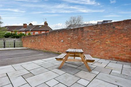 SHORT TERM - A conveniently located one bedroom apartment, offered on a short term basis with bills included and fully furnished - Photo 5