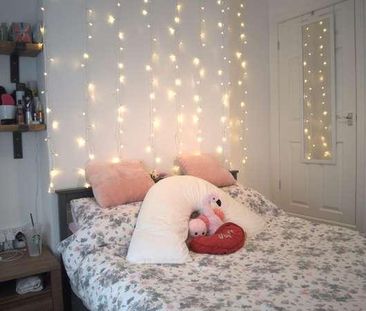 Charming Bedroom House, LN5 - Photo 4