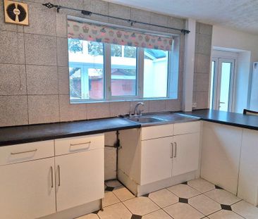 3 bedroom semi-detached house to rent - Photo 6