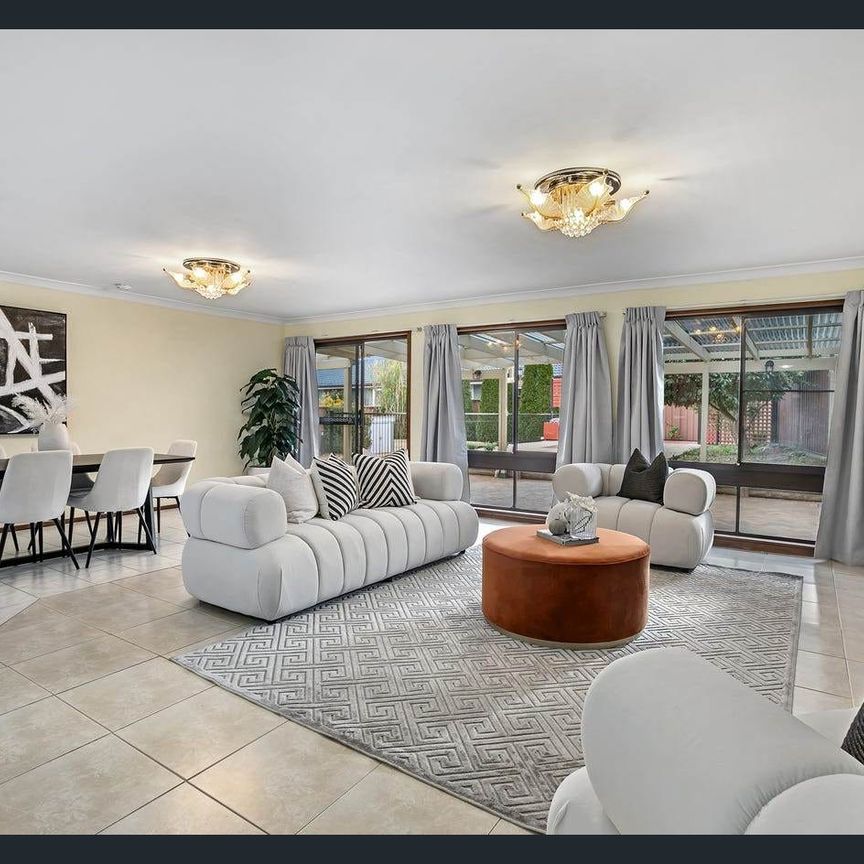 Family Home with Swimming Pool. - Photo 1