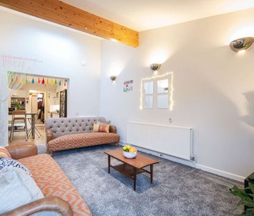 Stylish kitchen and hair/makeup station! - Photo 2