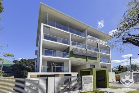 2 Bedrooms, 2 Bathrooms, New Carpets, Park Outlook, in this leafy pocket of Lutwyche. - Photo 2