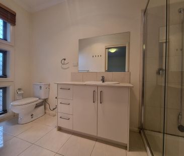 Modern & Spacious Townhouse - Photo 3