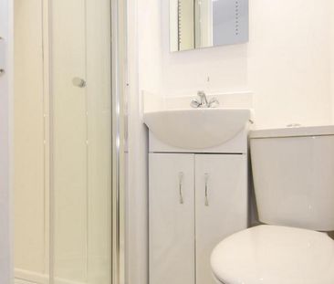 3 bedroom flat to rent - Photo 6