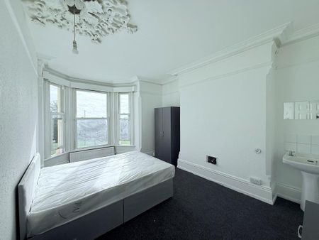 1 bedroom in a house share to rent - Photo 2