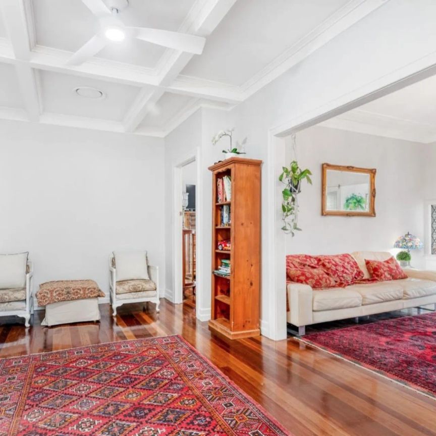 Spacious Family Living on an Expansive 810sqm Block – Pool, Multiple Living Areas & Room for Everyone. Contact Julie Sykes 0438 050 110 - Photo 1