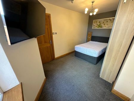 1 bedroom in a house share to rent - Photo 2