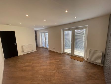 3 Bed Semi-Detached House, London, N13 - Photo 2