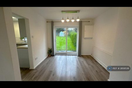 3 bedroom semi-detached house to rent - Photo 5