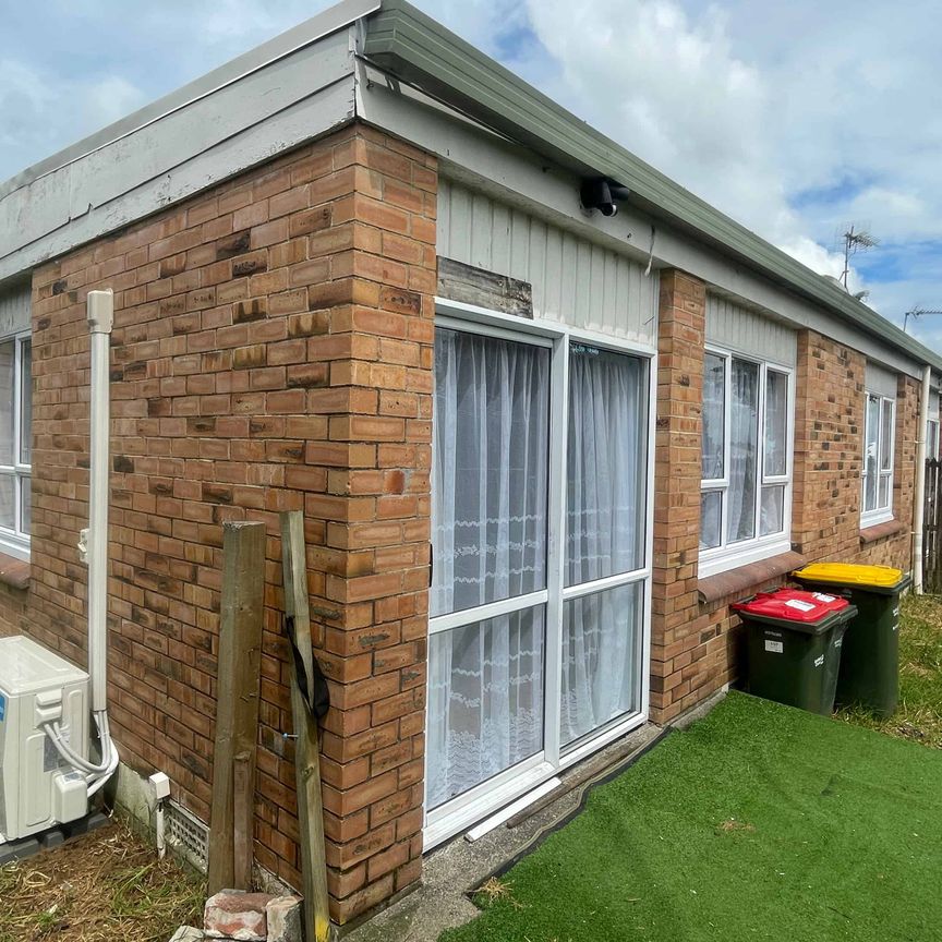 Front unit - 2 Bed 1 Bath - Ready for its new tenants! - Photo 1