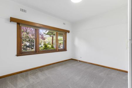 Comfortable Living in a Quiet Glen Iris Street - Photo 2