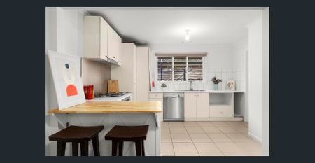 2 bedroom unit in quiet pocket of Sunshine West - Photo 2