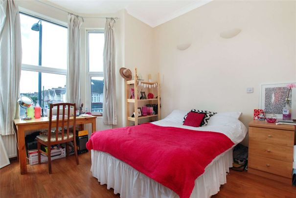 Three bedroom furnished flat, perfect for sharers and moments from Tooting Bec. - Photo 1