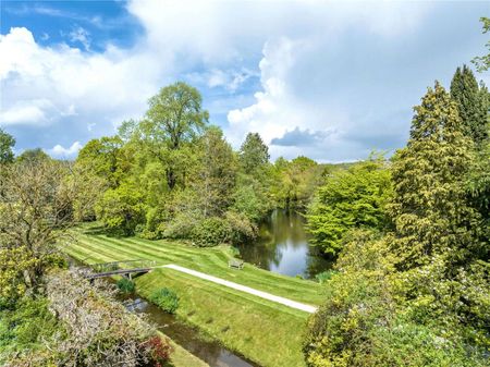 Magnificently historic and beautifully presented five bedroom wing in romantic gardens. - Photo 5