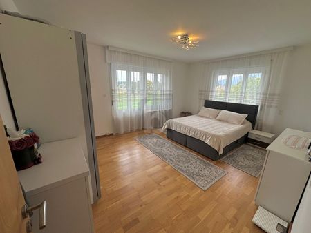 SPACIOUS WITH SUNNY TERRACE - Photo 2