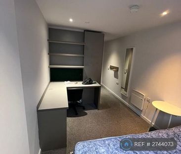 1 bedroom in a flat share to rent - Photo 2