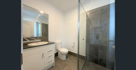 Modern BRAND NEW spacious three-bedroom duplex home - Photo 3