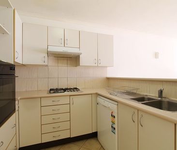 Over-sized luxury living! - Photo 1