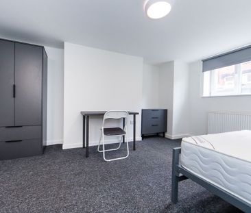 Welton Mount, Hyde Park, Leeds - Photo 3