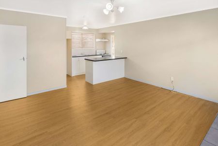 Refurbished unit in the heart of Papatoetoe! - Photo 3