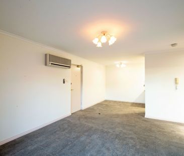 Spacious Living - Photo 4