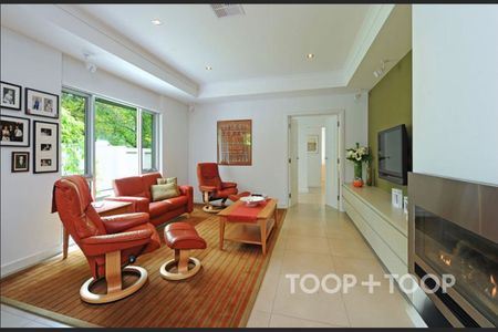 Entertainer's dream in the perfect location! - Photo 3