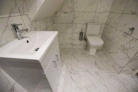 3 bedroom Flat in Cardigan Road, Leeds - Photo 5