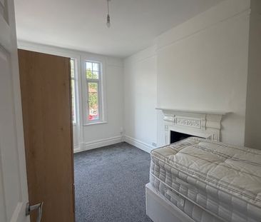 2 Bed Flat, Queen Anne Avenue, BR2 - Photo 1