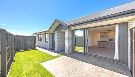 Three Bedroom Beauty! - Photo 3