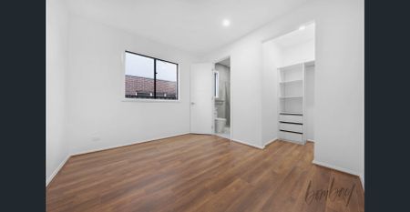 Stunning 5-Bedroom Double-Storey Family Home in Kalkallo! - Photo 4