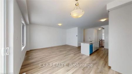 Condo Townhouse For Lease | X8411416 - Photo 2