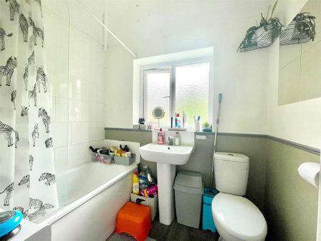 3 bedroom semi-detached house to rent - Photo 4