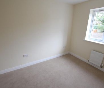 Brookwood Farm Drive, Woking - 4 bedrooms Property for lettings - S... - Photo 4