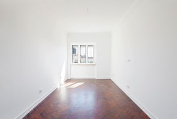 Apartamento T3 para arrendamento sem móveis na Av. Roma em Lisboa