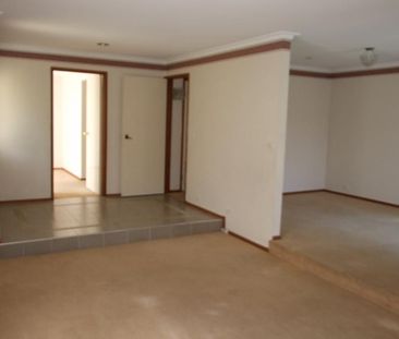 LARGE WELL PRESENTED FAMILY HOME IN LOVELY NEIGHBOURHOOD!! - Photo 3