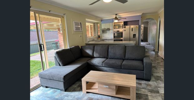 Large Share house in Central Location! ALL Bills included! NEWLY Furnished! - Photo 1